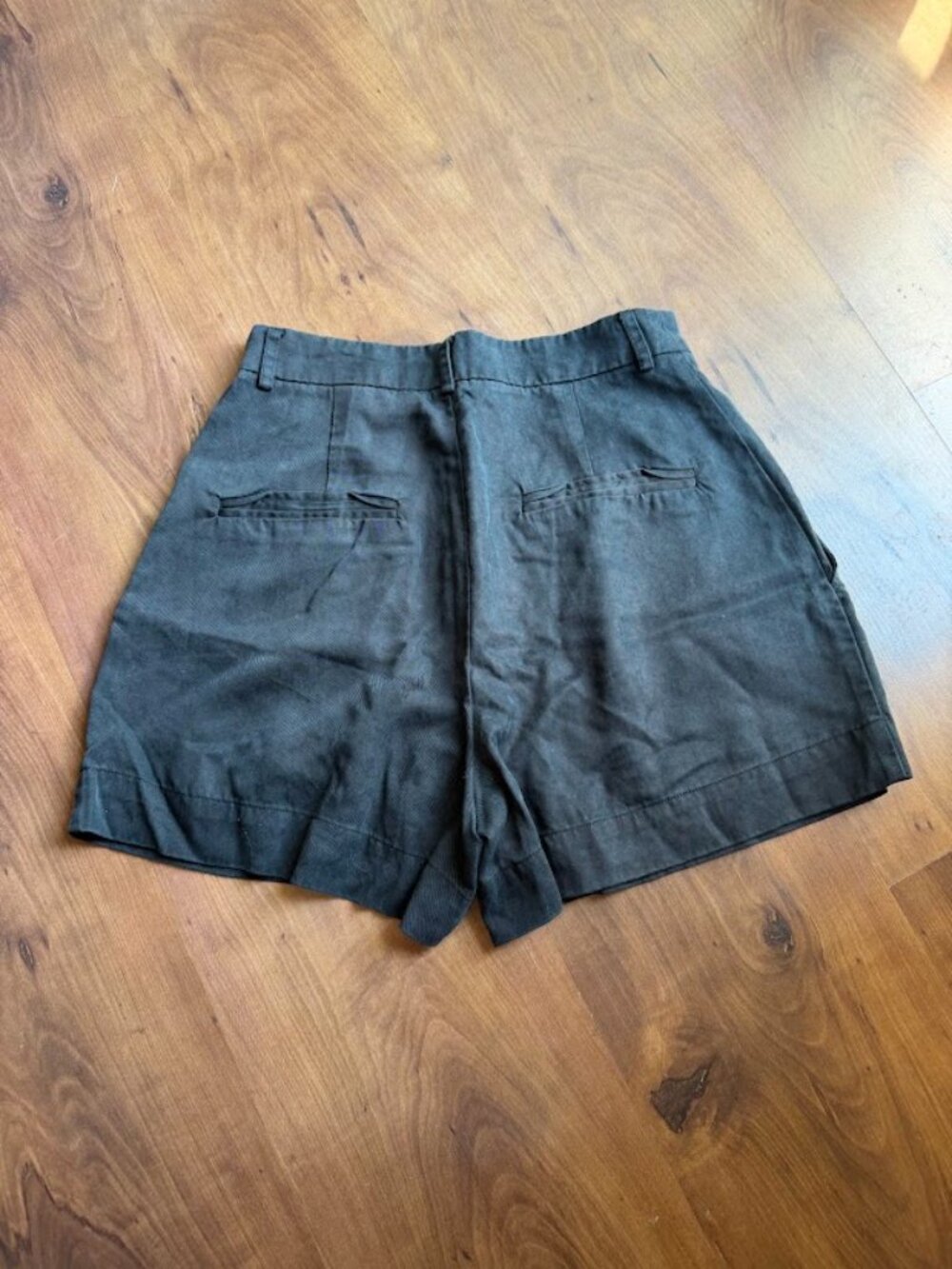 Reformation Black High-Waisted Pleated Shorts | Size 2 | Linen Blend - Picture 3 of 4